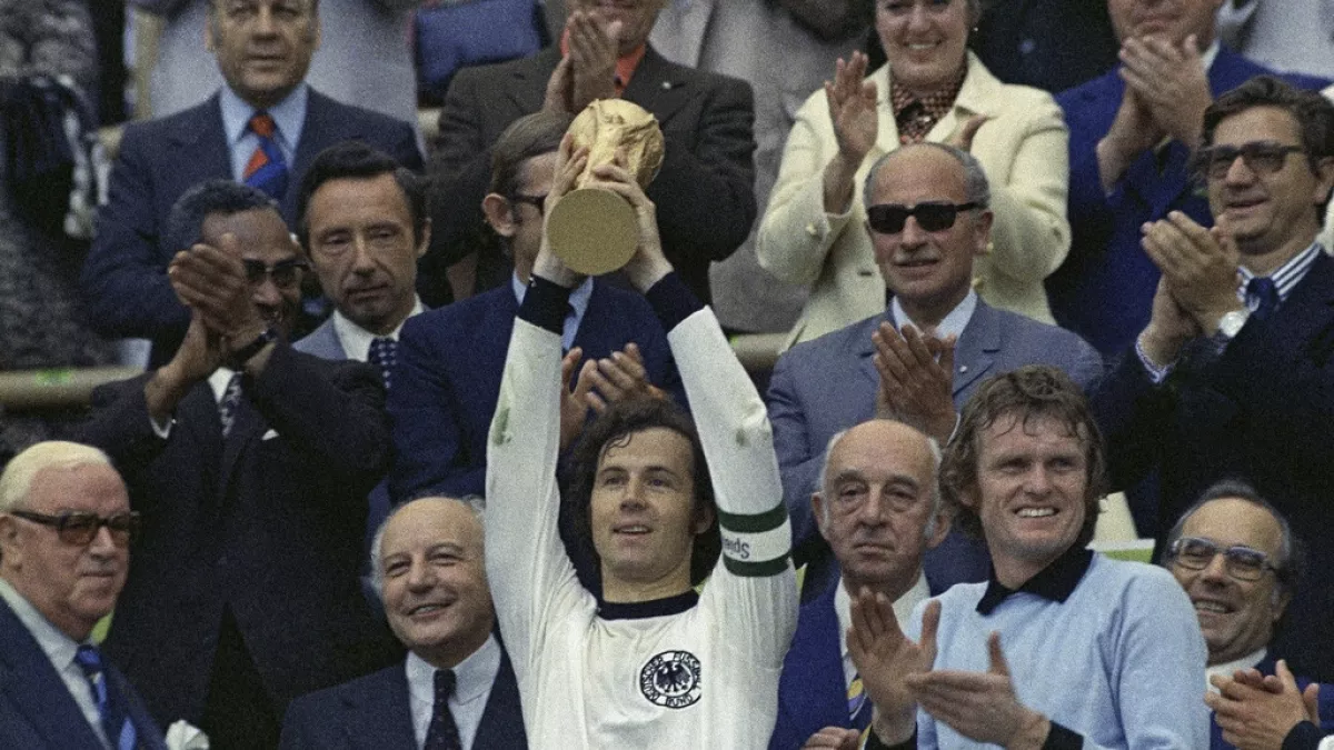 Franz Beckenbauer : German football legend dies 